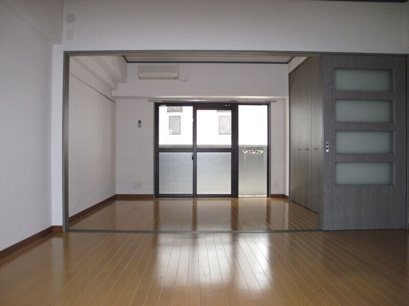 ロイヤル神屋の居間・リビング
