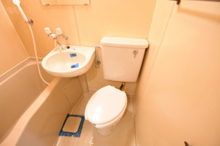 浴室内にトイレがあります！