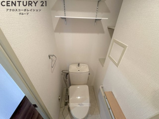 収納が多めのトイレです！