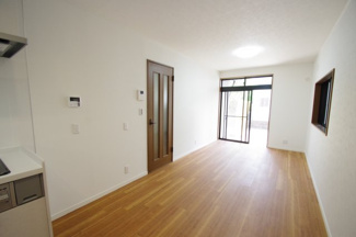 【居間・リビング】 | 【仲介手数料無料！！】多摩市和田　リフォーム済み中古戸建て　2699万円 | LDK11帖
