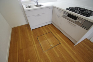 【キッチン】 | 【仲介手数料無料！！】多摩市和田　リフォーム済み中古戸建て　2699万円 | 床下収納