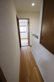 【内装】 | 【仲介手数料無料！！】多摩市和田　リフォーム済み中古戸建て　2699万円 | 2階廊下