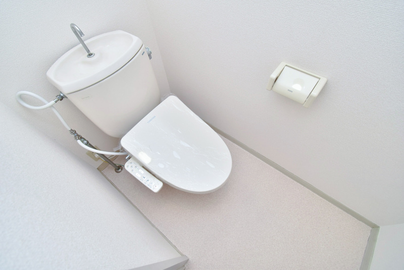 久留米市宮ノ陣６丁目のアパートのトイレ|落ち着いた色調のトイレです