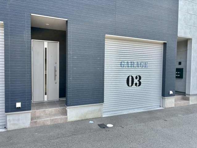 ガレージロタス上野田のエントランス
