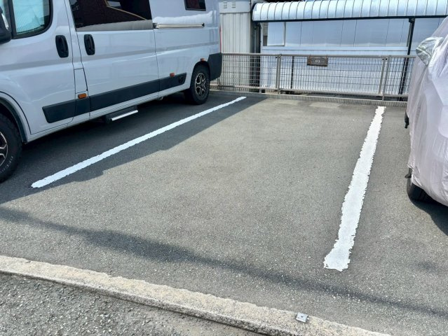 ガレージロタス上野田の駐車場