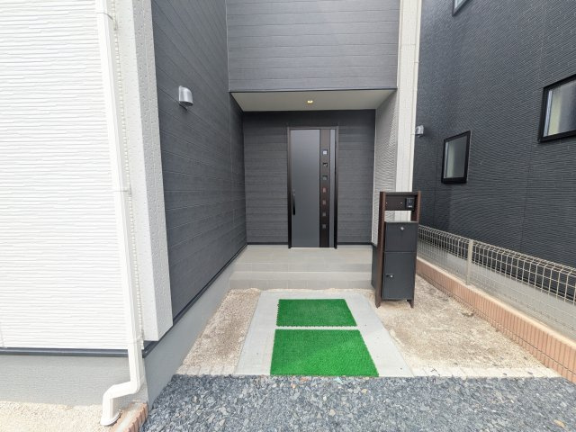 第1　常総市相野谷町　新築戸建て　2号棟の玄関|お洒落な玄関ドアと洗練された外壁デザイン。家の顔にふさわしい上質な佇まいで、ご家族やお客様を迎えます。