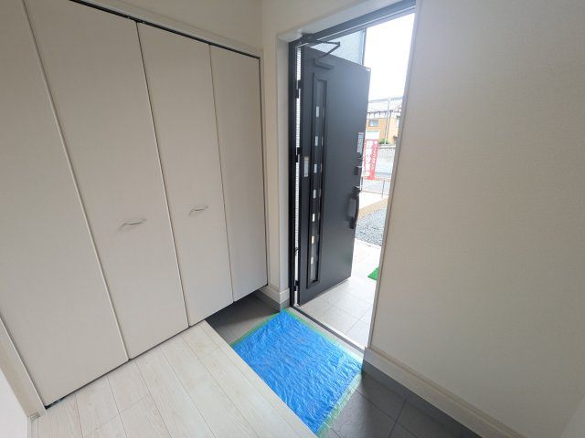 第1　常総市相野谷町　新築戸建て　2号棟の玄関|家族全員の靴がスッキリ片付く大容量シューズボックス完備。
お客様を気持ちよく迎えられる、明るく清潔感あふれる玄関です。