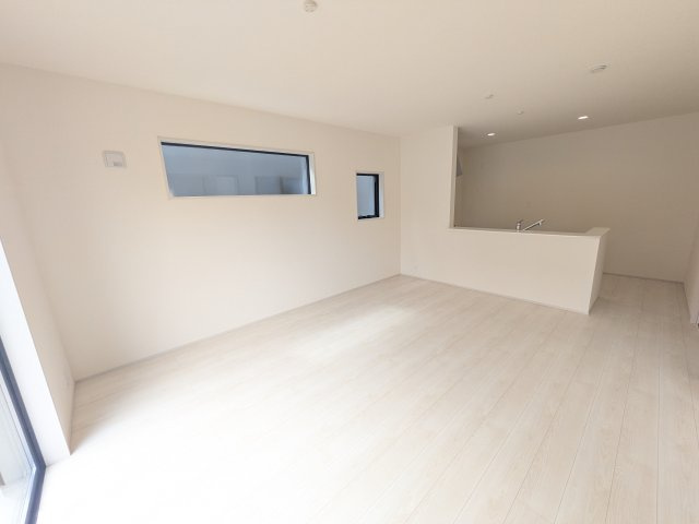 第1　常総市相野谷町　新築戸建て　2号棟の居間・リビング|南向きで明るく陽当たりの良いリビングです♪
