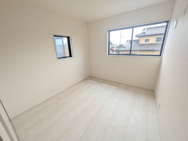 第1　常総市相野谷町　新築戸建て　2号棟の洋室|たっぷり収納と明るい窓で、片付けも気持ち良くできる洋室。
お子様の「自分の部屋が欲しい」という夢を叶えます。