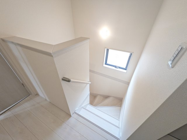 第1　常総市相野谷町　新築戸建て　2号棟の内装|窓付きで明るい階段は、手すり付きでお子様からご年配の方まで安心して上り下りができます♪