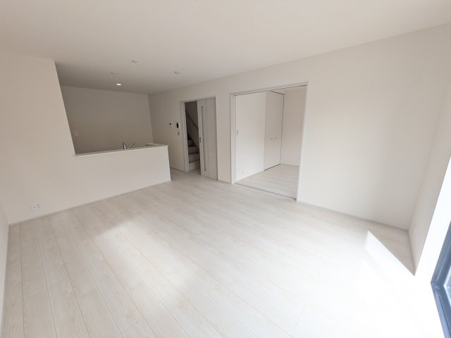 第1　常総市相野谷町　新築戸建て　2号棟の居間・リビング|南向きで陽当たり良好の広々としたリビングです♪
