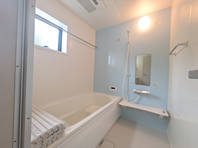第1　常総市相野谷町　新築戸建て　2号棟の浴室|1坪タイプのゆったりとしたバスルームは浴室暖房換気乾燥機付きで、どんな季節でも快適なバスタイムを満喫出来ます♪
窓付きで明るく開放的なところも良いですね！