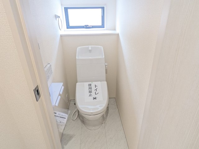 第1　常総市相野谷町　新築戸建て　2号棟のトイレ|窓付きで明るく白を基調とした清潔感のあるトイレは温水洗浄便座付きです♪
