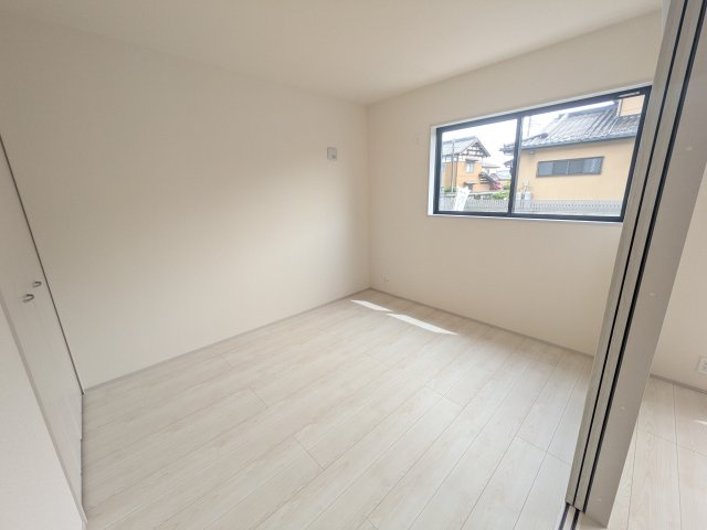 第1　常総市相野谷町　新築戸建て　2号棟の洋室|リビングと繋がる多目的スペース。引き戸を開ければ広々LDK、閉じれば客間や書斎、お子様の遊び場に早変わりします。