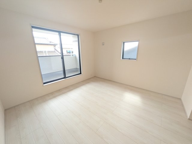 第1　常総市相野谷町　新築戸建て　2号棟の洋室|たっぷりの陽光と心地よい風が入る２面採光。
毎朝、爽やかな目覚めをサポートする、快適なベッドルームです。