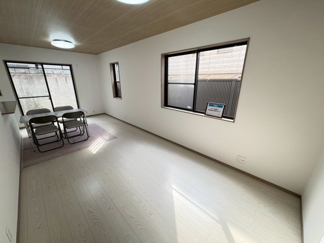 垂水区清玄町　中古戸建ての居間・リビング|明るい陽射しの入るリビング