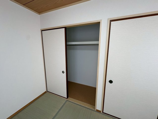垂水区清玄町　中古戸建ての和室|落ち着いた雰囲気の和室に収納あります
