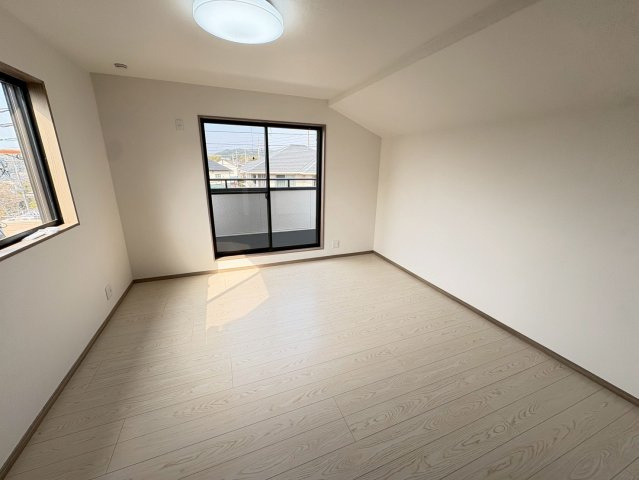 垂水区清玄町　中古戸建ての洋室|明るい洋室です