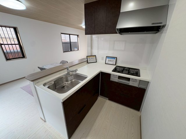 垂水区清玄町　中古戸建てのキッチン|使い勝手のよいL字のキッチンです