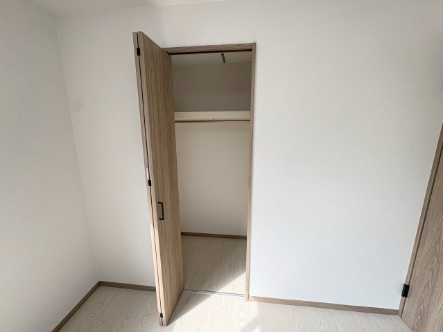 垂水区清玄町　中古戸建ての収納|洋室に収納あります