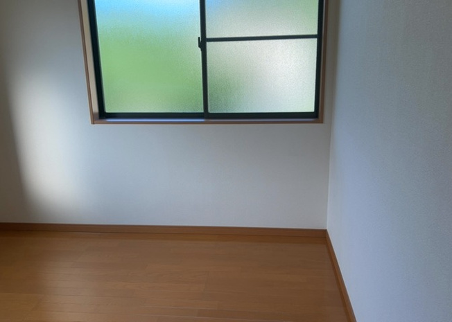 【洋室】 | 洋室のメリットは重い家具が置きやすく、身の回りが整理しやすいことです。 床がフローリングのため畳とは異なり凹みにくいです。 クローゼットなど収納が豊富で、普段使わない旅行カバンや服の整頓も簡単にです。