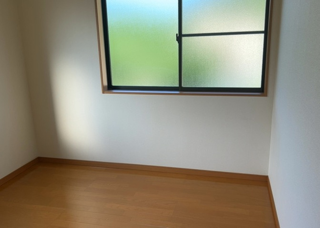 【寝室】 | 寝室でゆっくりと過ごすためにはベッド周りの適度な空間を担保することや窓の位置、照明の明るさ、寝室の広さなどを考える必要があります。自身や家族の構成とライフスタイルに併せて寝室にする部屋を選びましょう！