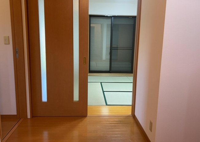 【玄関】 | 玄関は家の顔でもあり、家族以外の目にも止まる場所です。玄関は外との間を仕切る扉、靴などをしまっておく収納スペース、靴脱ぎのたたきスペース、来客とのやり取りをするドアホンなど複数のアイテムからなります。