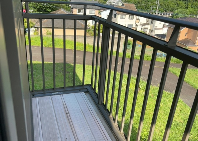 【バルコニー】 | バルコニーは、室外の専用スペースのうち、「屋根がなく開放された空間」であるものを指します。ベランダより広いタイプのものが多く、日当たりもよいため家庭菜園などを楽しみたい人にとって適した環境となります。