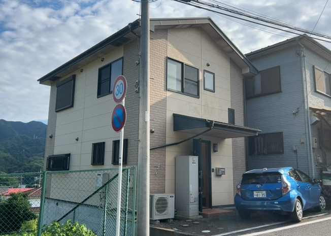 【庭】 | 庭があることでガーデニングや家庭菜園はもちろん、こどもの遊び場やペットを放して遊ぶことができます。また、家の周囲に余裕があるということです。隣地との間があれば、十分な日当たりと、風通しが確保できます。