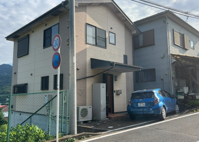 【前面道路含む現地写真】 | 住宅用の土地では前面道路に2m以上接していなければならないと法律で定められています。しかし、お持ちの車のサイズやライフスタイルなどにより、2mでは利便が悪い場合もございますので、事前に確認しましょう。