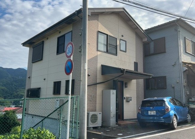 【前面道路含む現地写真】 | お持ちの車種によっては前面道路が広い方が便利でしょう。しかし、前面道路が広ければその分交通量が多くなるため、騒音などが気になる場合があります。実際に現地を見学し、周辺交通量や騒音などを確認しましょう！