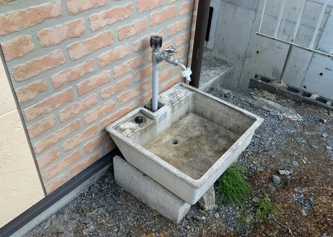 【設備】 | 敷地内に散水栓や立水栓があると便利です。水道水を直接利用できるため、水を運ぶ手間を省くことが出来ます。大量の水を必要とする洗車作業や清掃などに役立ちます。その他設備とあわせて、現地でご確認ください。