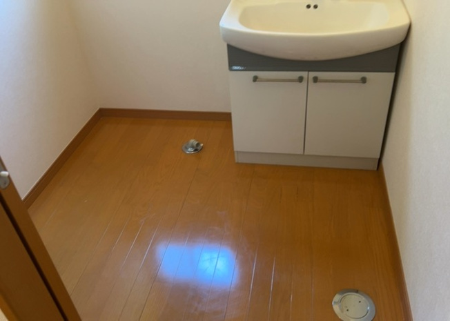 【脱衣所】 | 多くの戸建て住宅で見かける洗面脱衣所は、洗面台と洗濯機が2畳ほどのスペースに並べられていて、洗面所が脱衣所を兼ね備えている間取りが一般的です。お客様が利用することもある、パブリックな空間でもあります。