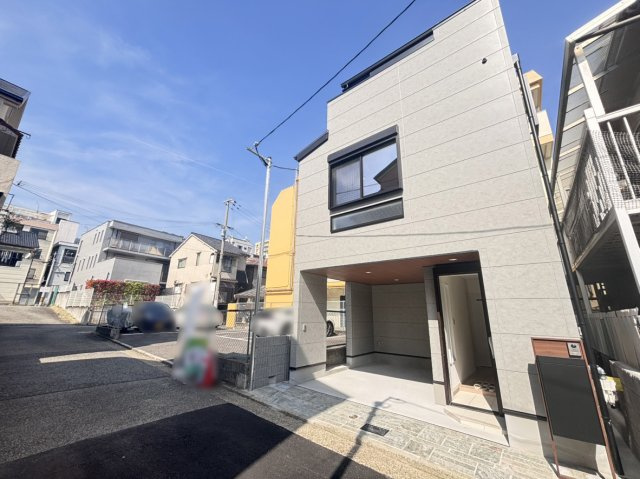 岸地通３丁目 新築戸建ての前面道路含む現地写真