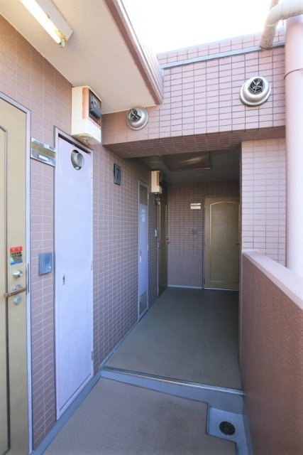 中野区中央３丁目の賃貸マンションのエントランス
