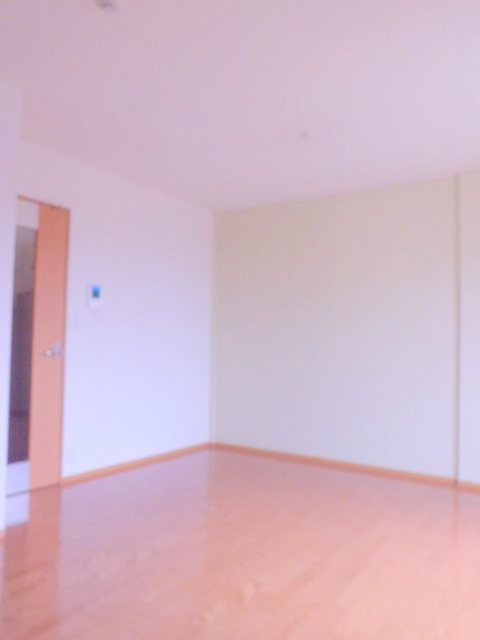 ジュネス鴨居の居間・リビング|淡いグリーンのアクセントクロスで自然溢れるお部屋を演出
