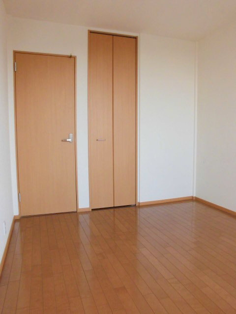 ジュネス鴨居の洋室