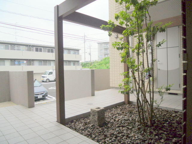 ジュネス鴨居のエントランス|エントランスの緑で心が癒されます