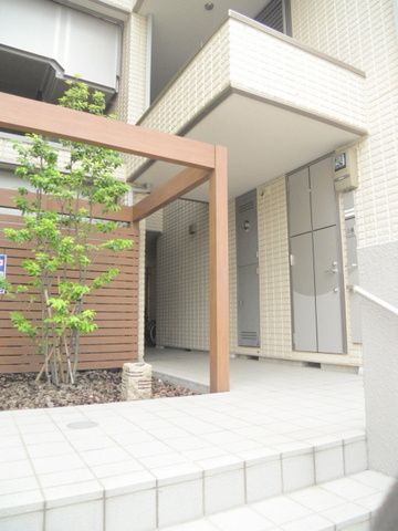 ジュネス鴨居のエントランス