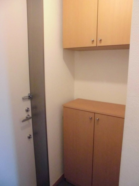 ジュネス鴨居の玄関|玄関には上下セパレートのシューズボックス