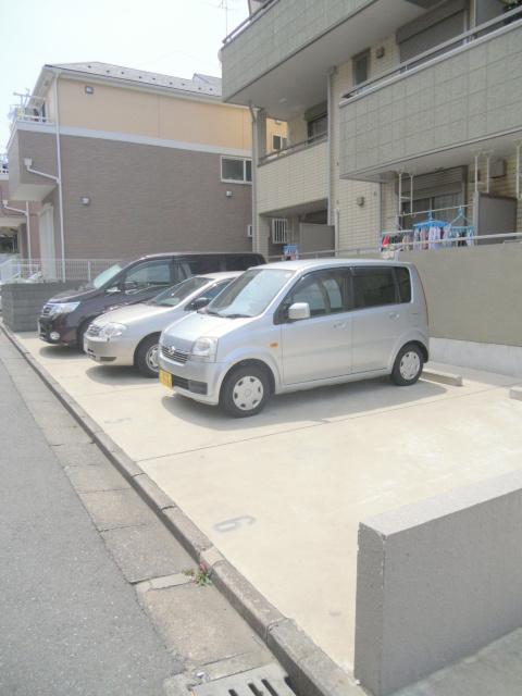 ジュネス鴨居の駐車場