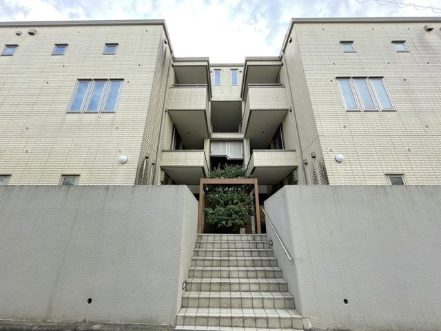 ジュネス鴨居のエントランス|シンメトリーで重厚感のあるエントランス