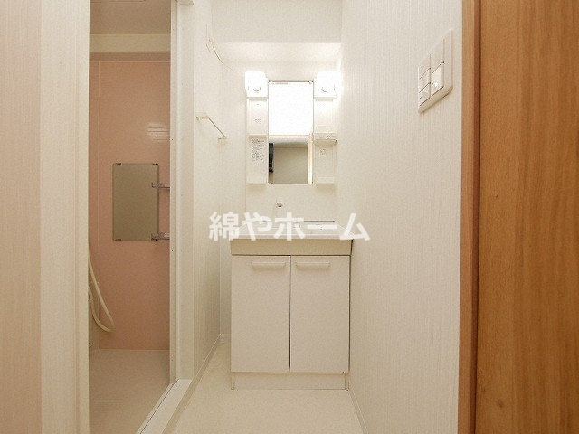 グランパシフィック大国町の独立洗面台|朝の支度にも助かる、独立の洗髪洗面化粧台