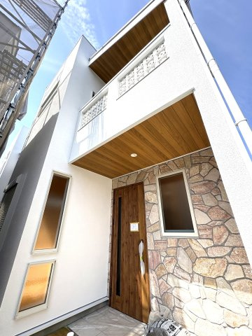 CALIFORNIA HONKUGENUMA — 空と光を纏う家