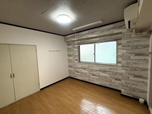 グリーン藤の洋室