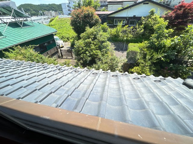 いわき市明治団地 中古住宅　陽当たり良好！ 4LDK 不動産プラスのその他|屋根の写真です。クリーニングを行います。屋根は雨漏りの原因になりやすいところなのでしっかりと点検を行います。