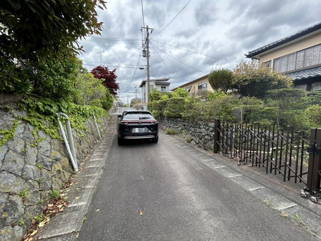 いわき市明治団地 中古住宅　陽当たり良好！ 4LDK 不動産プラスの前面道路含む現地写真|前面道路。約3.8ｍの道路に面しております。駐車場の間口が約11mありますので難なく駐車することができます。
