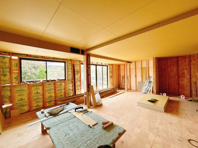 いわき市明治団地 中古住宅　陽当たり良好！ 4LDK 不動産プラスの居間・リビング|南面の約23帖リビング。建具交換、天井・壁クロス張替え、フローリング張替え、照明器具交換、スイッチとコンセント交換、火災警報器設置を行います。家族が寛ぐリビングは明るくきれいな空間に仕上げていきます。
