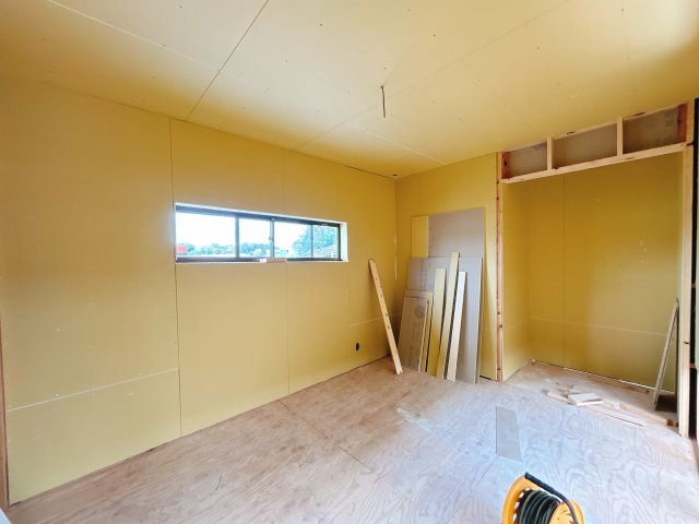 いわき市明治団地 中古住宅　陽当たり良好！ 4LDK 不動産プラスの洋室|2階西側6帖洋室。和室から洋室に間取り変更をいたします。フローリング張替え、天井・壁クロス張替え、建具交換、照明器具交換、火災警報器設置を行います。収納が付いています。