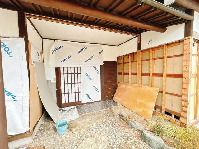 いわき市明治団地 中古住宅　陽当たり良好！ 4LDK 不動産プラスの玄関|玄関外からの写真です。。玄関交換を行います。家族と来客をお出迎えする玄関は住宅の顔。暗くなりがちな玄関も明るく清潔感漂う空間に仕上げていきます。